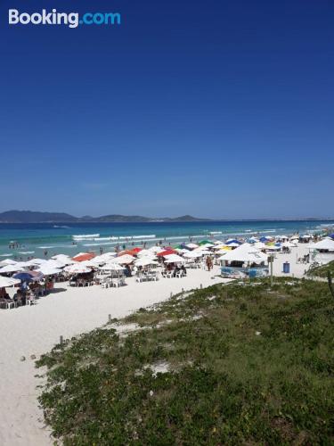 Apartamento para famílias em Cabo Frio. Wi-fi!.