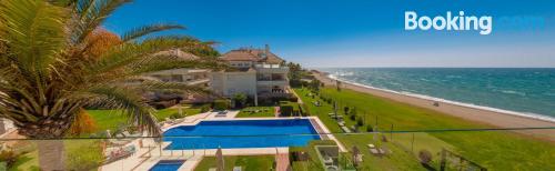 Enorme apartamento com três dormitórios. Terraço e piscina