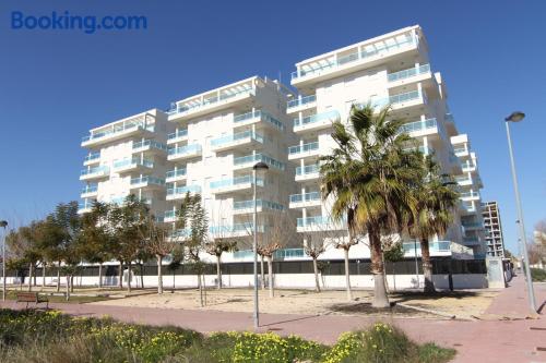 Apartamento con terraza con piscina.