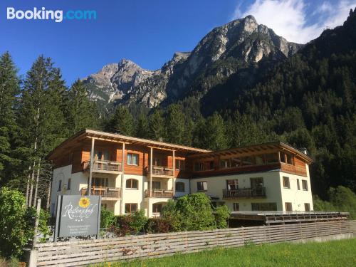 Confortável apartamento com dos dormitórios. Terraço e piscina