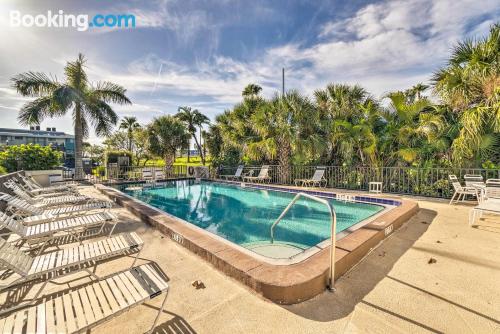 Piscina y wifi en Bradenton Beach perfecto para grupos.