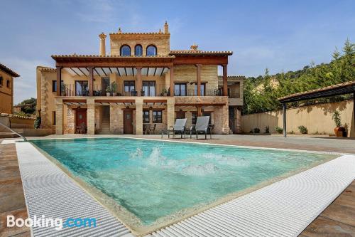 Apartamento en mitad de todo con terraza perfecto para cinco o más