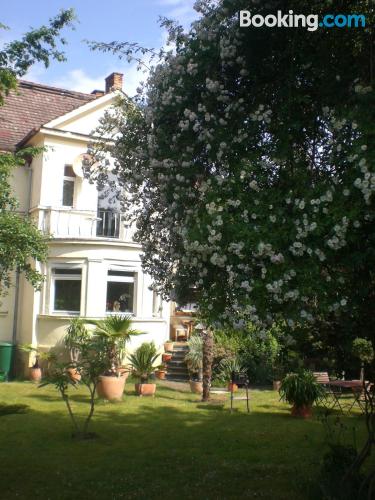 Apt mit terrasse. Ideal für zwei personen.