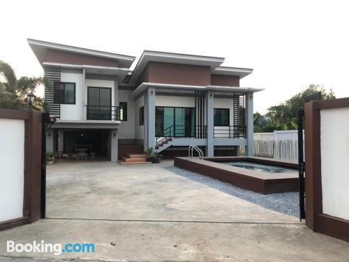 Apartamento de três quartos em Sattahip.