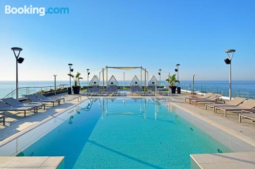 Buena zona y vistas en Torremolinos con piscina