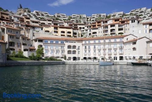 Confortável apartamento em Sistiana. Piscina e terraço.