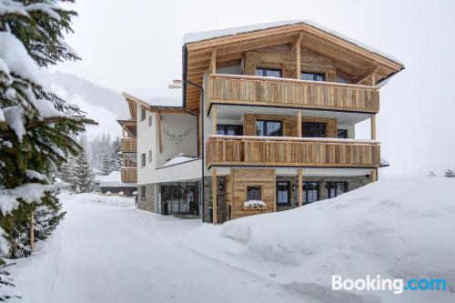 Aconchegante apartamento em Sankt Anton am Arlberg. Terraço!