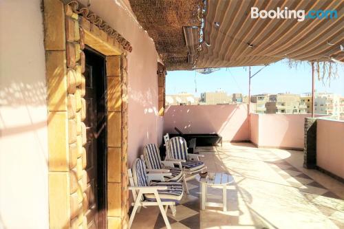 Cómodo apartamento de dos habitaciones con terraza.