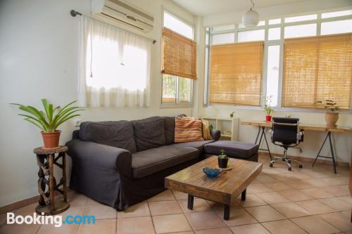 Ruim appartement met twee slaapkamers in Tel Aviv.