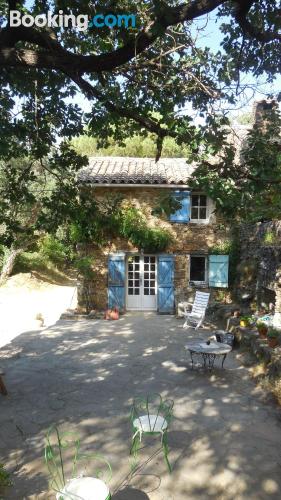 Appartement avec internet et terrasse. À La Garde-Freinet.