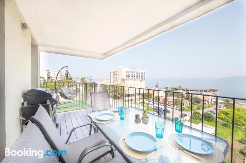 Appartamento con internet e terrazza, a Tiberias.