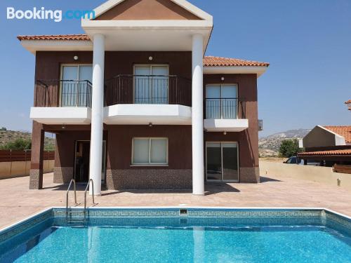 Apartamento com piscina em Limassol.