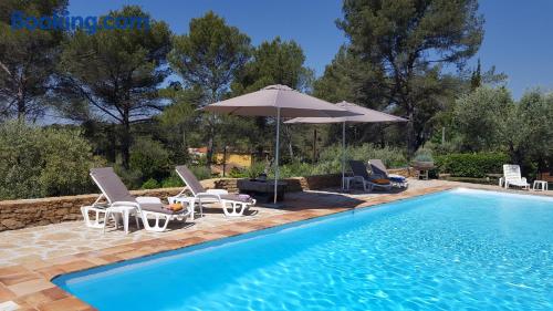 Appartement avec piscine. Terrasse et Internet!