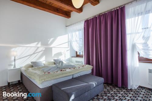 Apartamento con terraza y aire acondicionado