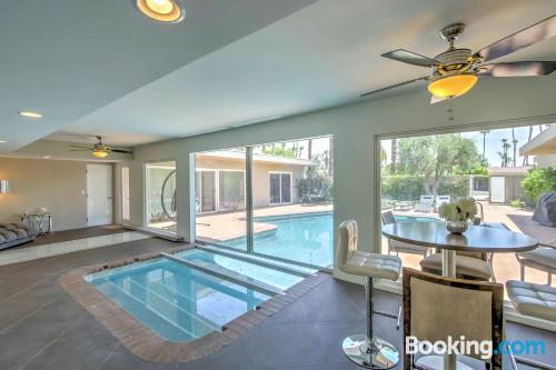 Apartamento com piscina em Rancho Mirage.