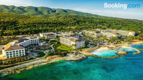 Appartamento con terrazza e piscina. Montego Bay a portata di mano!