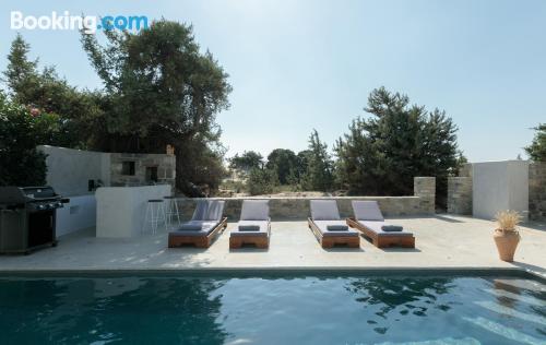 Ville de Naxos est votre!. Terrasse!.