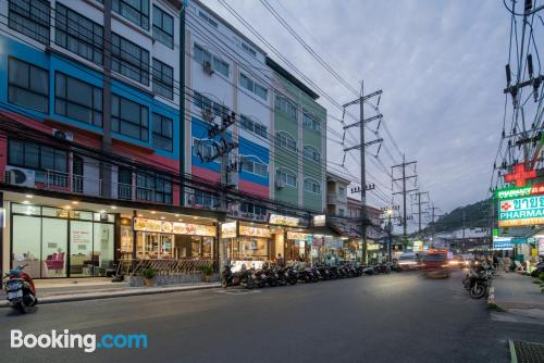 Klein apt in Patong Beach. Terrasse!.