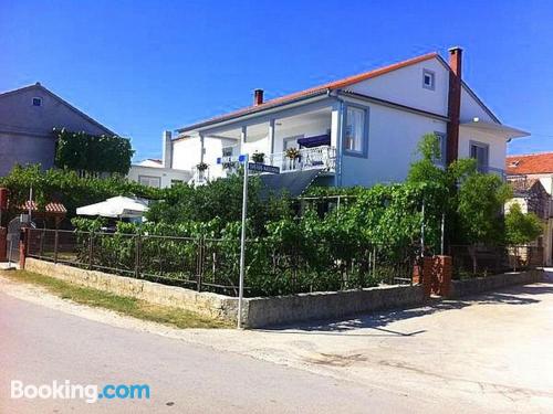 Extenso apartamento em Sukošan. No centro da cidade.