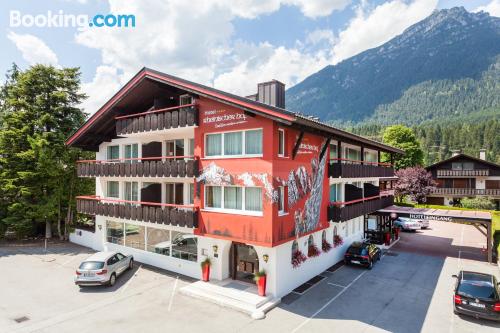 Piscina y internet en Garmisch-Partenkirchen con terraza