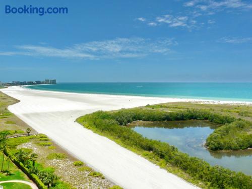 Acogedor apartamento en Marco Island con piscina