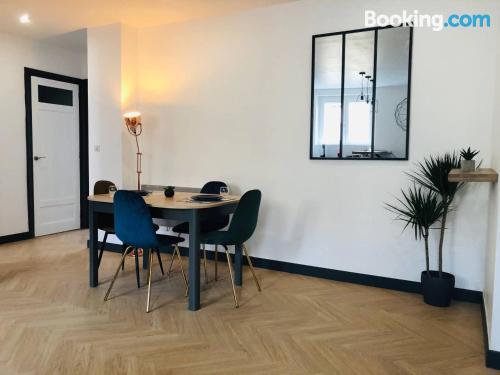 Apartamento de dois quartos em Lyon. Internet!.