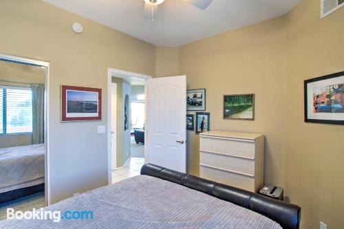 Confortável apartamento com dois quartos em Fountain Hills.