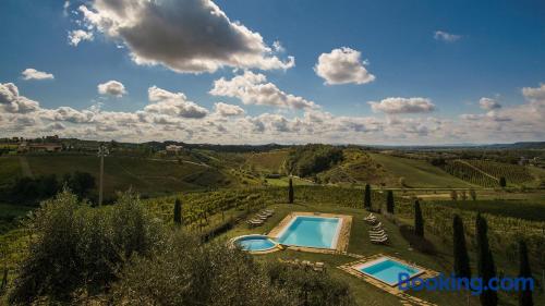 Grande apartamento com dos dormitórios. Terraço e piscina