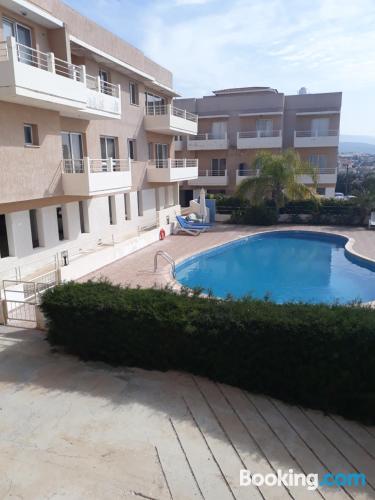 Appartement à Peyia. Piscine et terrasse.