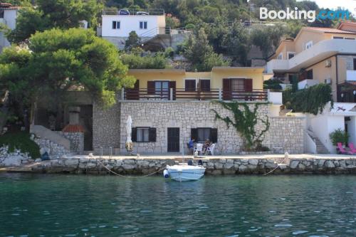 Petit appartement à Lastovo. Idéal pour les familles.