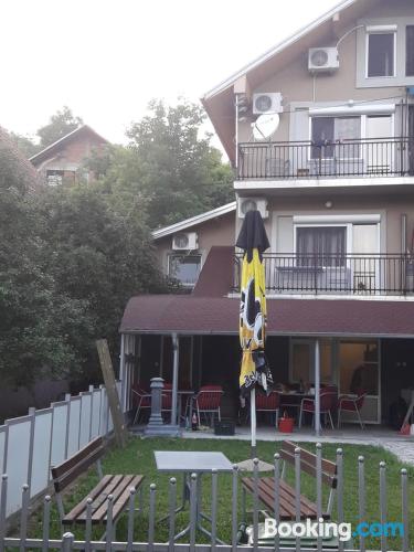 Appartement avec wifi et terrasse. À Gornja Toplica.