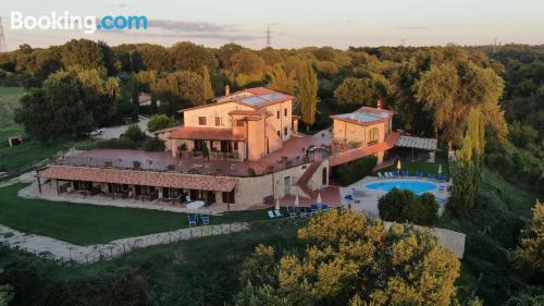 Apartamento bonito con piscina.