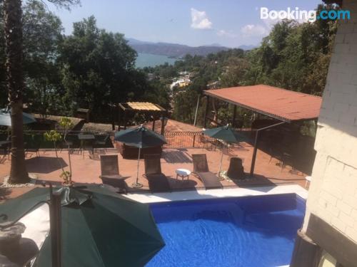 Apartamento adequado para cães à Valle de Bravo. Terraço e piscina.