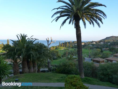 Apartamento adequado para cães à Agay - Saint Raphael. Terraço e piscina.