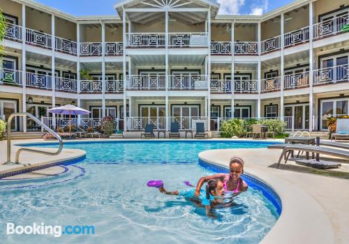 Spacieux appartement avec piscine à Saint James.