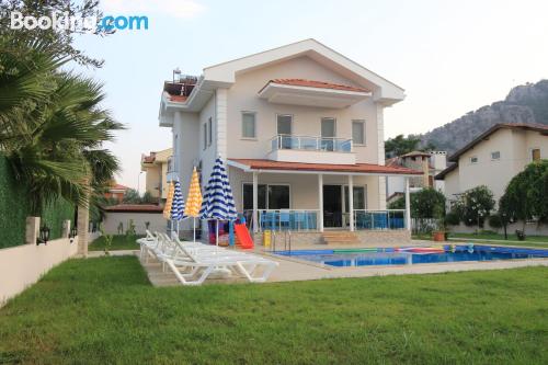 Apartamento com berço em Mugla. Internet!