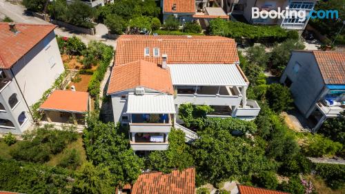 Apartamento práctico con terraza y conexión a internet.