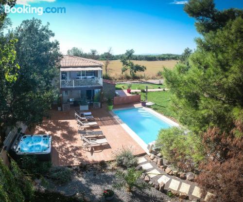 Appartement avec terrasse. Bessan à vos pieds