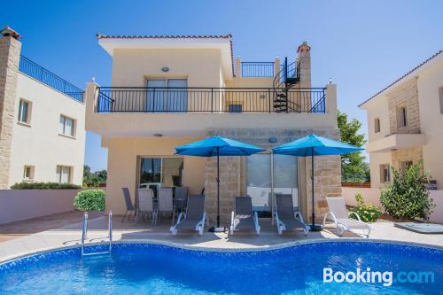 Appartement avec piscine et terrasse. Parfait pour 5 ou plus!.