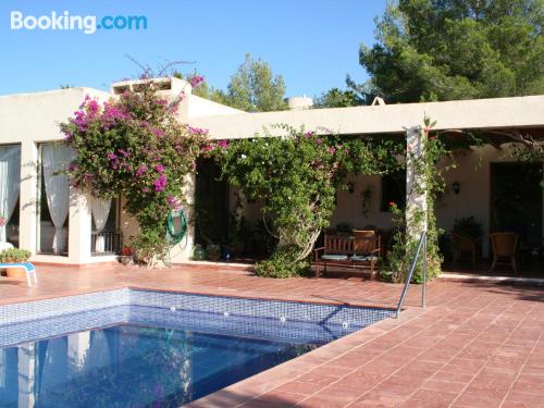 Stay cool: air-con place in Sant Miquel de Balansat. Perfect for 6 or more!.