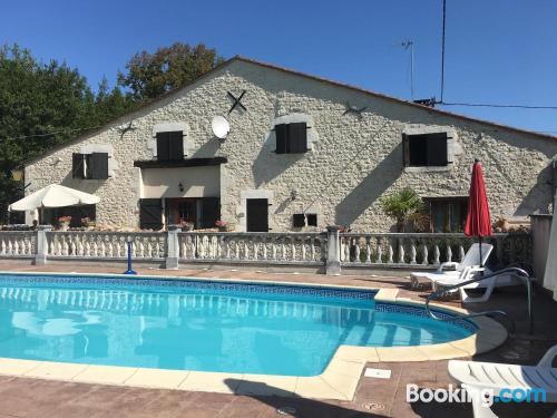 Appartement avec piscine à Les Lèves-et-Thoumeyragues.