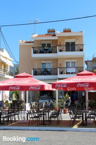 Skala Prinou à vos pieds. Internet et terrasse