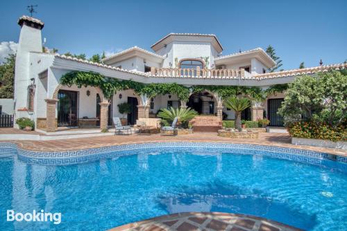 Apartamento adequado para cães à Frigiliana. Terraço e piscina.