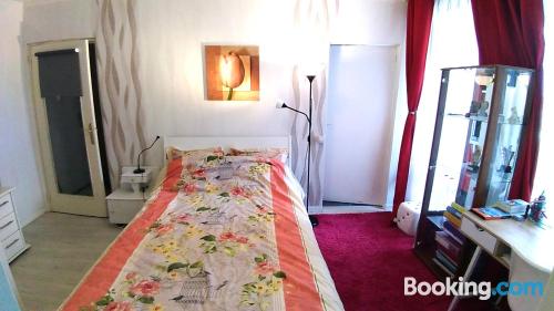 Apartamento con internet, bien ubicado