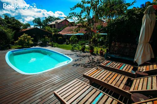 Apartamento com piscina e ar em Praia do Rosa