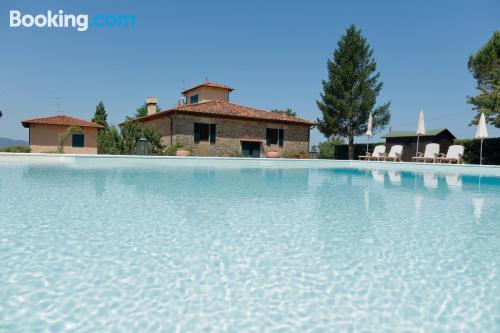 ¡perfecto para cinco o más! con piscina.