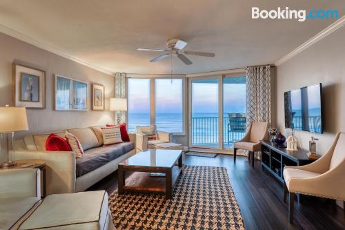 Apartamento com piscina e ar em Daytona Beach Shores.