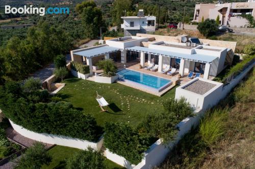 Extenso apartamento em Lefkogeia. Terraço e piscina