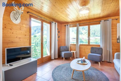 3 quartos, numa posição central em Morzine.