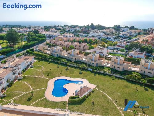 Appartement avec terrasse. Piscine!